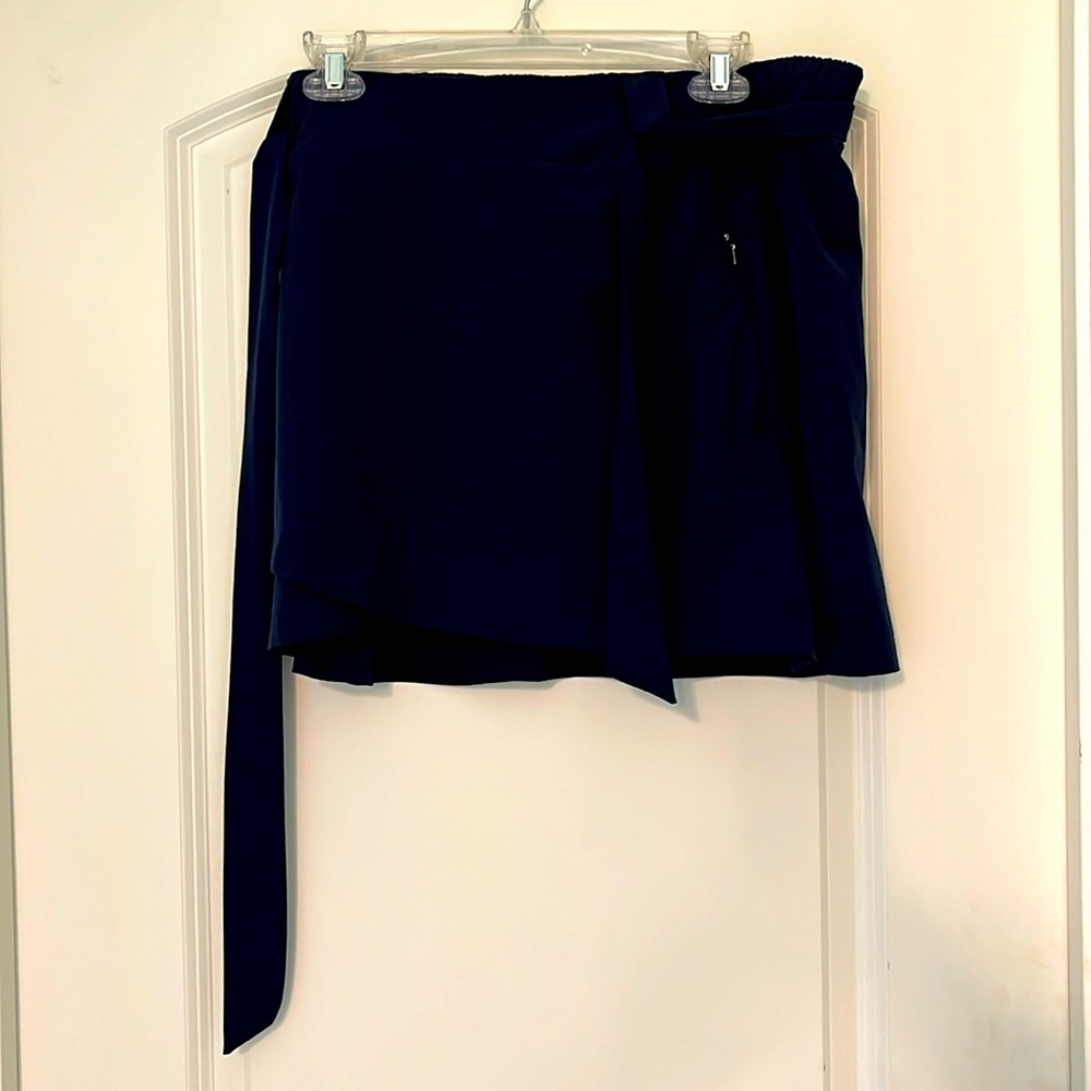 Large Calia by Carrie Underwood navy skort with tie belt and zipper pocket
